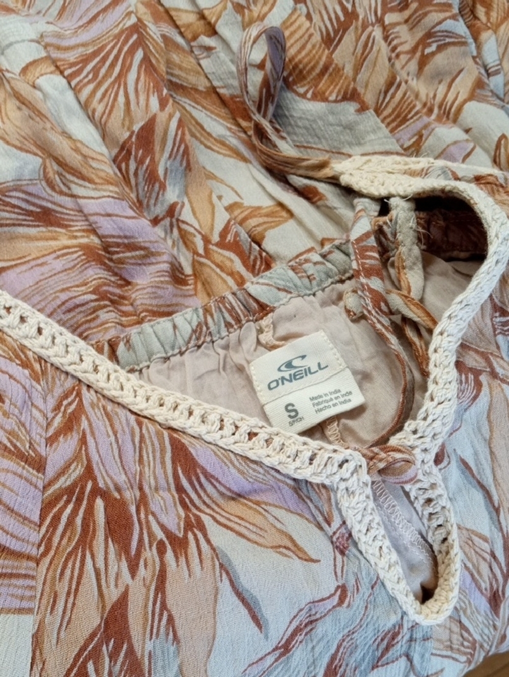 O'Neill Floral Spaghetti-Strap Mini Dress in Cream and Peach Hues. Size Small - Picture 11 of 15